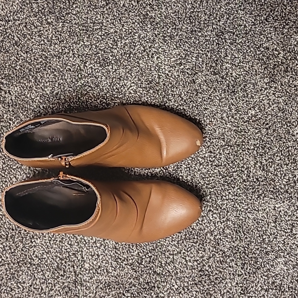 "Solesenseability"brand. ankle boots, brown, size 6.5 med